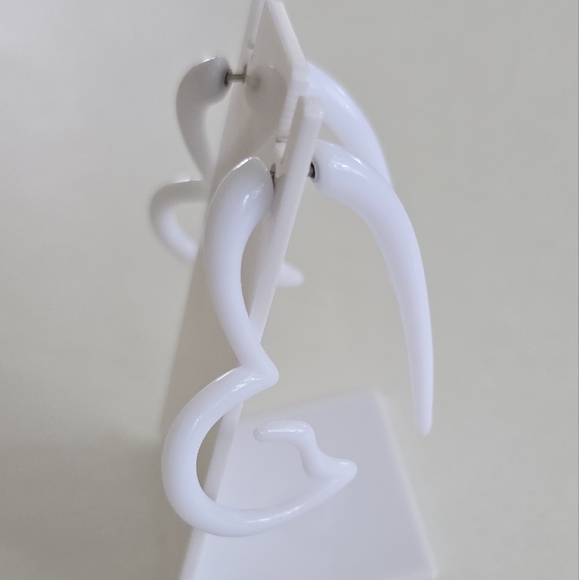 🤍 White Heart Faux Gauge Earrings - Picture 5 of 11